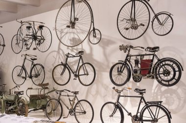 Vienna, Avusturya - 24 Ağustos 2017: Viyana sergiler teknik müzede Fuar sunduğu araçların gelişimi tarihinin ve motosiklet Bisiklet moped. 