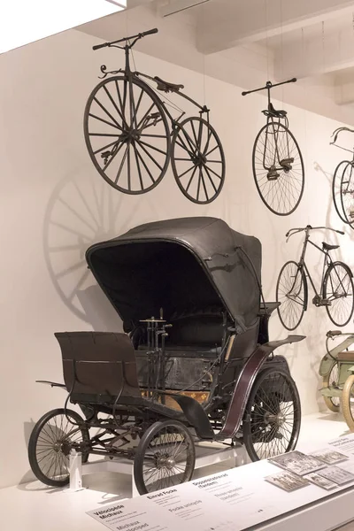 Vienna, Avusturya - 24 Ağustos 2017: Viyana sergiler teknik müzede Fuar sunduğu araçların gelişimi tarihinin ve motosiklet Bisiklet moped. 