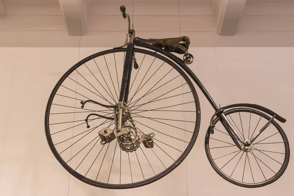 维也纳 奥地利 2017年8月24日 技术博物馆在维也纳展览陈列展示发展的历史汽车和摩托车脚踏车自行车 — 图库照片