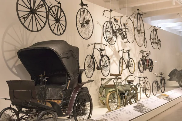 Vienna, Avusturya - 24 Ağustos 2017: Viyana sergiler teknik müzede Fuar sunduğu araçların gelişimi tarihinin ve motosiklet Bisiklet moped. 