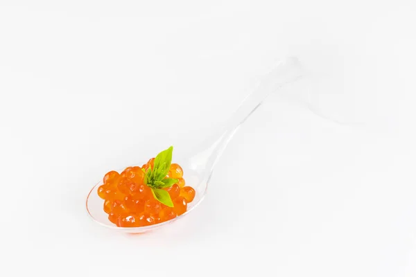 白色背景的鱼鱼子酱塑料汤匙 — 图库照片