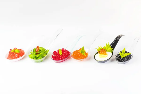 Cucchiai Plastica Con Caviale Pesce Sfondo Bianco — Foto Stock