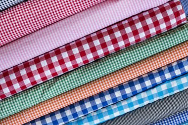 Arka plan olarak yığınındaki renkli kumaş eşarplar 