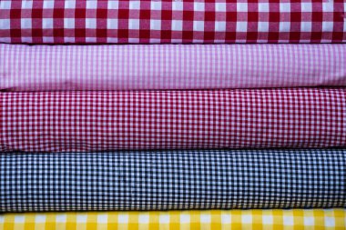 Arka plan olarak yığınındaki renkli kumaş eşarplar 