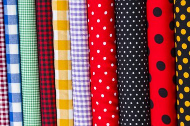 Arka plan olarak yığınındaki renkli kumaş eşarplar 