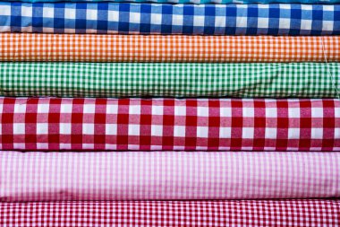 Arka plan olarak yığınındaki renkli kumaş eşarplar 