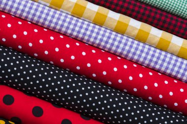 Arka plan olarak yığınındaki renkli kumaş eşarplar 