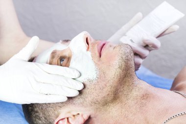 adam maske kozmetik prosedür spa salonda 