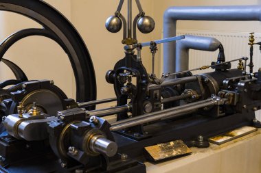 Vienna, Avusturya - 24 Ağustos 2017: Viyana sergiler teknik müzede sergi üretim metal işleme makinaları gelişimi tarih gösterir..