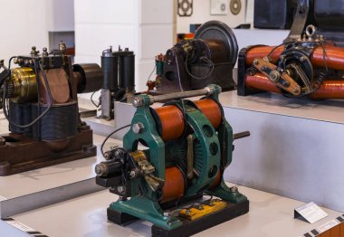 Vienna, Avusturya - 24 Ağustos 2017: Viyana sergiler teknik müzede sergi üretim metal işleme makinaları gelişimi tarih gösterir..