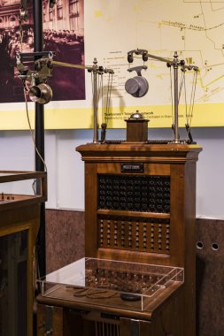 Vienna, Avusturya - 24 Ağustos 2017: Viyana sergiler teknik müzede sergi üretim metal işleme makinaları gelişimi tarih gösterir..