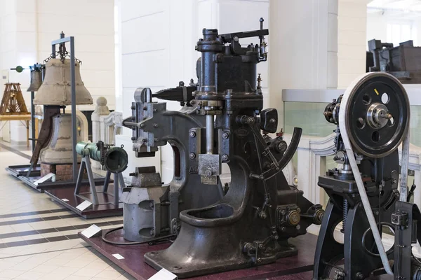 Vienna, Avusturya - 24 Ağustos 2017: Viyana sergiler teknik müzede sergi üretim metal işleme makinaları gelişimi tarih gösterir..