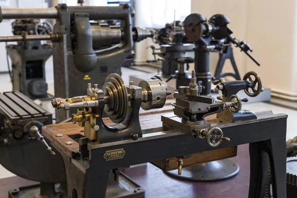 Vienna, Avusturya - 24 Ağustos 2017: Viyana sergiler teknik müzede sergi üretim metal işleme makinaları gelişimi tarih gösterir..