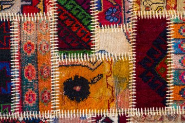 Kalın konu dikmek için bir parça eski halı doku 