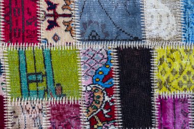 Kalın konu dikmek için bir parça eski halı doku 