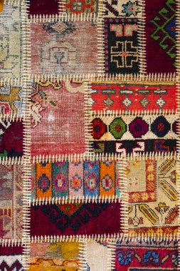 Kalın konu dikmek için bir parça eski halı doku 