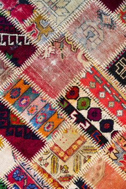 Kalın konu dikmek için bir parça eski halı doku 