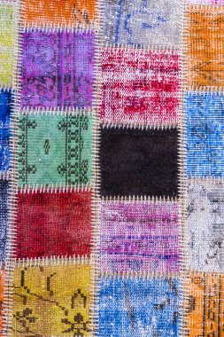 Kalın konu dikmek için bir parça eski halı doku 