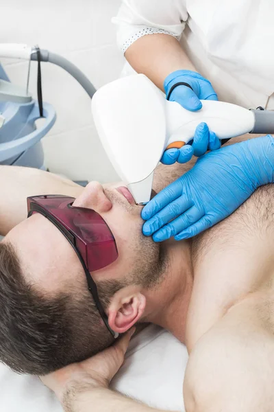 Mannen Tillvägagångssättet Laser Hårborttagning Skönhetssalongen — Stockfoto