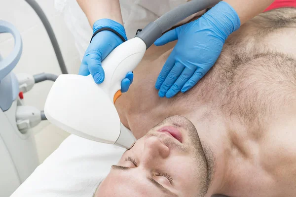 Homem Sobre Procedimento Depilação Laser Salão Beleza — Fotografia de Stock