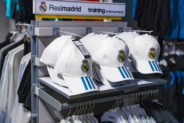 MADRID, İspanya - 25 Mart 2018: Resmi giyim mağazası ve taraftarlar için spor nitelikleri Real Madrid Futbol Kulübü 