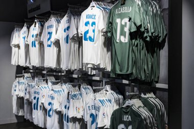 MADRID, İspanya - 25 Mart 2018: Resmi giyim mağazası ve taraftarlar için spor nitelikleri Real Madrid Futbol Kulübü 