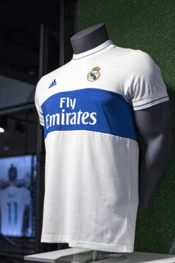 MADRID, İspanya - 25 Mart 2018: Resmi giyim mağazası ve taraftarlar için spor nitelikleri Real Madrid Futbol Kulübü 