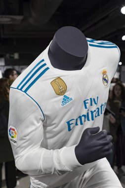 MADRID, İspanya - 25 Mart 2018: Resmi giyim mağazası ve taraftarlar için spor nitelikleri Real Madrid Futbol Kulübü 
