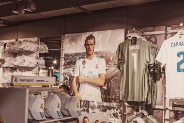 MADRID, İspanya - 25 Mart 2018: Resmi giyim mağazası ve taraftarlar için spor nitelikleri Real Madrid Futbol Kulübü 