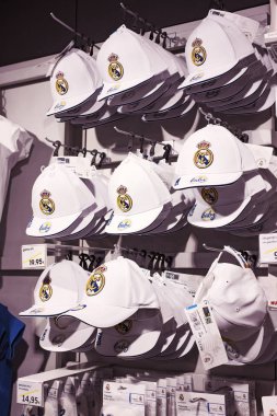 MADRID, İspanya - 25 Mart 2018: Resmi giyim mağazası ve taraftarlar için spor nitelikleri Real Madrid Futbol Kulübü 