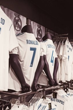 MADRID, İspanya - 25 Mart 2018: Resmi giyim mağazası ve taraftarlar için spor nitelikleri Real Madrid Futbol Kulübü 