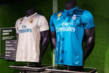 MADRID, İspanya - 25 Mart 2018: Resmi giyim mağazası ve taraftarlar için spor nitelikleri Real Madrid Futbol Kulübü 