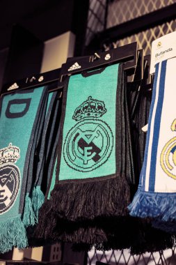 MADRID, İspanya - 25 Mart 2018: Resmi giyim mağazası ve taraftarlar için spor nitelikleri Real Madrid Futbol Kulübü 