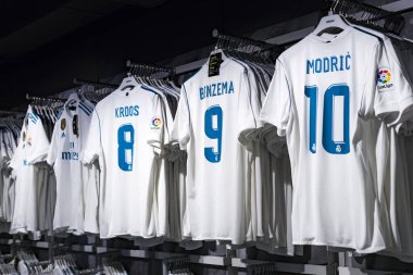 MADRID, İspanya - 25 Mart 2018: Resmi giyim mağazası ve taraftarlar için spor nitelikleri Real Madrid Futbol Kulübü 