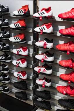 MADRID, İspanya - 25 Mart 2018: Resmi giyim mağazası ve taraftarlar için spor nitelikleri Real Madrid Futbol Kulübü 