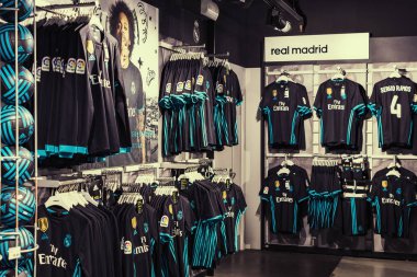 MADRID, İspanya - 25 Mart 2018: Resmi giyim mağazası ve taraftarlar için spor nitelikleri Real Madrid Futbol Kulübü 