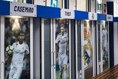 Madrid, İspanya - 25 Mart, 2018: Real Madrid futbol kulübü'nün Royal stadyumun takım oyuncuları için vestiyer .