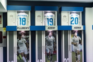 Madrid, İspanya - 25 Mart, 2018: Real Madrid futbol kulübü'nün Royal stadyumun takım oyuncuları için vestiyer .