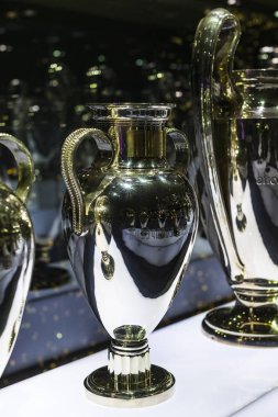 Madrid, İspanya - 25 Mart, 2018: Real Madrid Futbol Kulübü'nün müze su bardağı ve kulüp Ödülleri. 