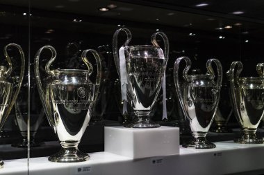 Madrid, İspanya - 25 Mart, 2018: Real Madrid Futbol Kulübü'nün müze su bardağı ve kulüp Ödülleri. 