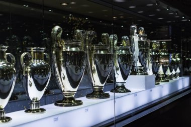 Madrid, İspanya - 25 Mart, 2018: Real Madrid Futbol Kulübü'nün müze su bardağı ve kulüp Ödülleri. 