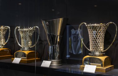 Madrid, İspanya - 25 Mart, 2018: Real Madrid Futbol Kulübü'nün müze su bardağı ve kulüp Ödülleri. 
