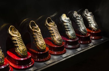 Madrid, İspanya - 25 Mart, 2018: Real Madrid Futbol Kulübü'nün müze su bardağı ve kulüp Ödülleri. 