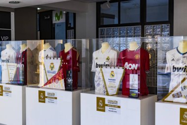 Madrid, İspanya - 25 Mart, 2018: Real Madrid Futbol Kulübü'nün müze su bardağı ve kulüp Ödülleri. 