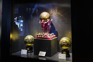 Madrid, İspanya - 25 Mart, 2018: Real Madrid Futbol Kulübü'nün müze su bardağı ve kulüp Ödülleri. 