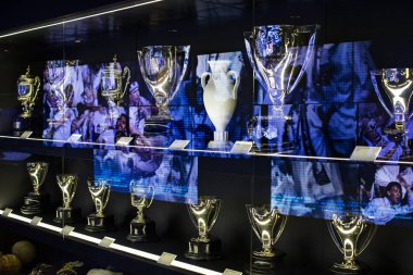 Madrid, İspanya - 25 Mart, 2018: Real Madrid Futbol Kulübü'nün müze su bardağı ve kulüp Ödülleri. 