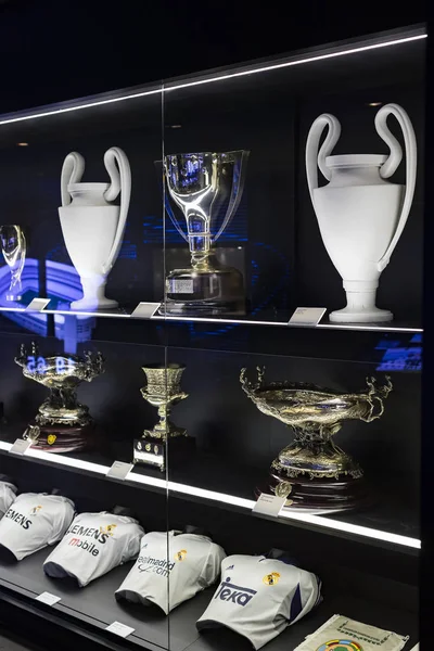 Madrid, İspanya - 25 Mart, 2018: Real Madrid Futbol Kulübü'nün müze su bardağı ve kulüp Ödülleri. 