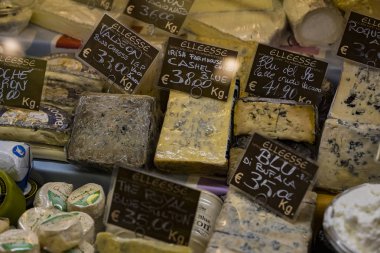 7 HAZİRAN 2018, MİLANN, İTALYA: Milano 'daki Wagner Market' in rafları ve vitrinleri.