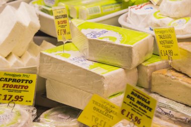 7 HAZİRAN 2018, MİLANN, İTALYA: Milano 'daki Wagner Market' in rafları ve vitrinleri.