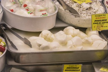 7 HAZİRAN 2018, MİLANN, İTALYA: Milano 'daki Wagner Market' in rafları ve vitrinleri.